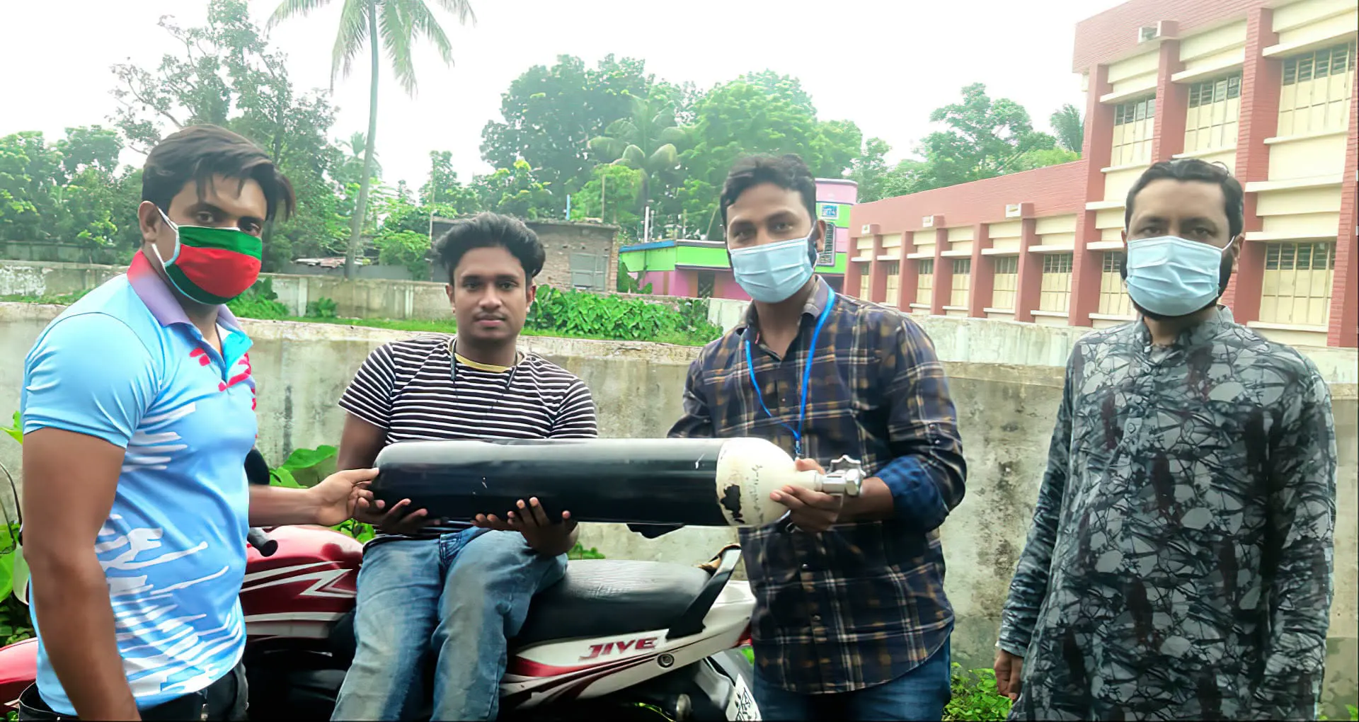 Anik Mahmud donating an oxygen cylinder to local volunteers in memory of his late father, Mozahar Ali, in 2020.