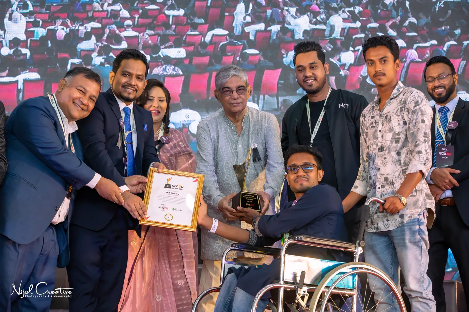 Anik Mahmud receiving the National Freelancers Conference Award 2023 on stage.
